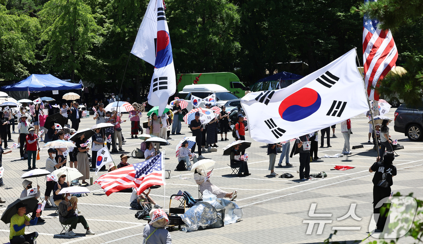 (서울=뉴스1) 최지환 기자 = 제9회 전국동시지방선거 투표용지 부족 사태를 규탄하는 개표소 봉쇄 시위가 이어지는 23일 서울 송파구 올림픽공원 핸드볼경기장 개표소 앞에서 집회 참 …