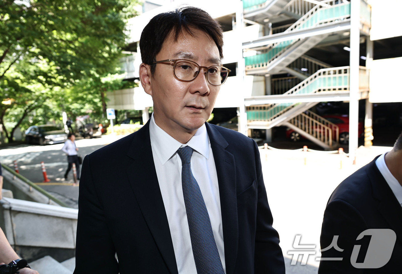 (서울=뉴스1) 안은나 기자 = 전진배 JTBC 대표이사가 23일 서울 서초구 회생법원에서 열린 중앙그룹 계열사 기업 회생신청 대표자 심문기일에 출석하고 있다. (공동취재) 202 …