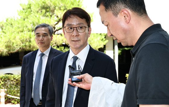 답변하는 전진배 JTBC 대표이사