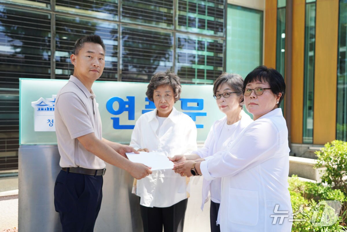 본문 이미지 - 신경림 대한간호협회 회장(왼쪽에서 두 번째) 등 간협 관계자들이 23일 서울 종로구 대통령실 경청통합수석실에 진료지원 간호사 교육체계 통합 관리 이행을 촉구하는 서한을 전달하고 있다. (대한간호협회 제공)