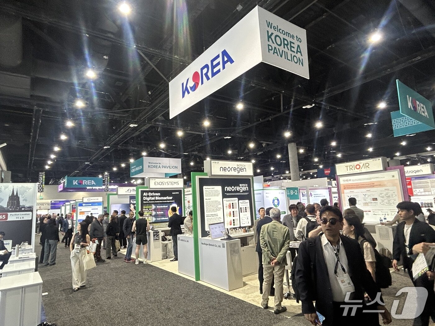 본문 이미지 - 22일(현지시간) '2026 바이오 인터내셔널 컨벤션'(바이오 USA)이 열린 미국 샌디에이고 컨벤션센터 내 한국관 주위로 많은 사람들이 몰려 있다. 2026.6.22/뉴스1 ⓒ News1 문대현 기자