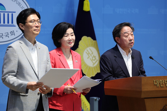 기자회견하는 강승규 의원