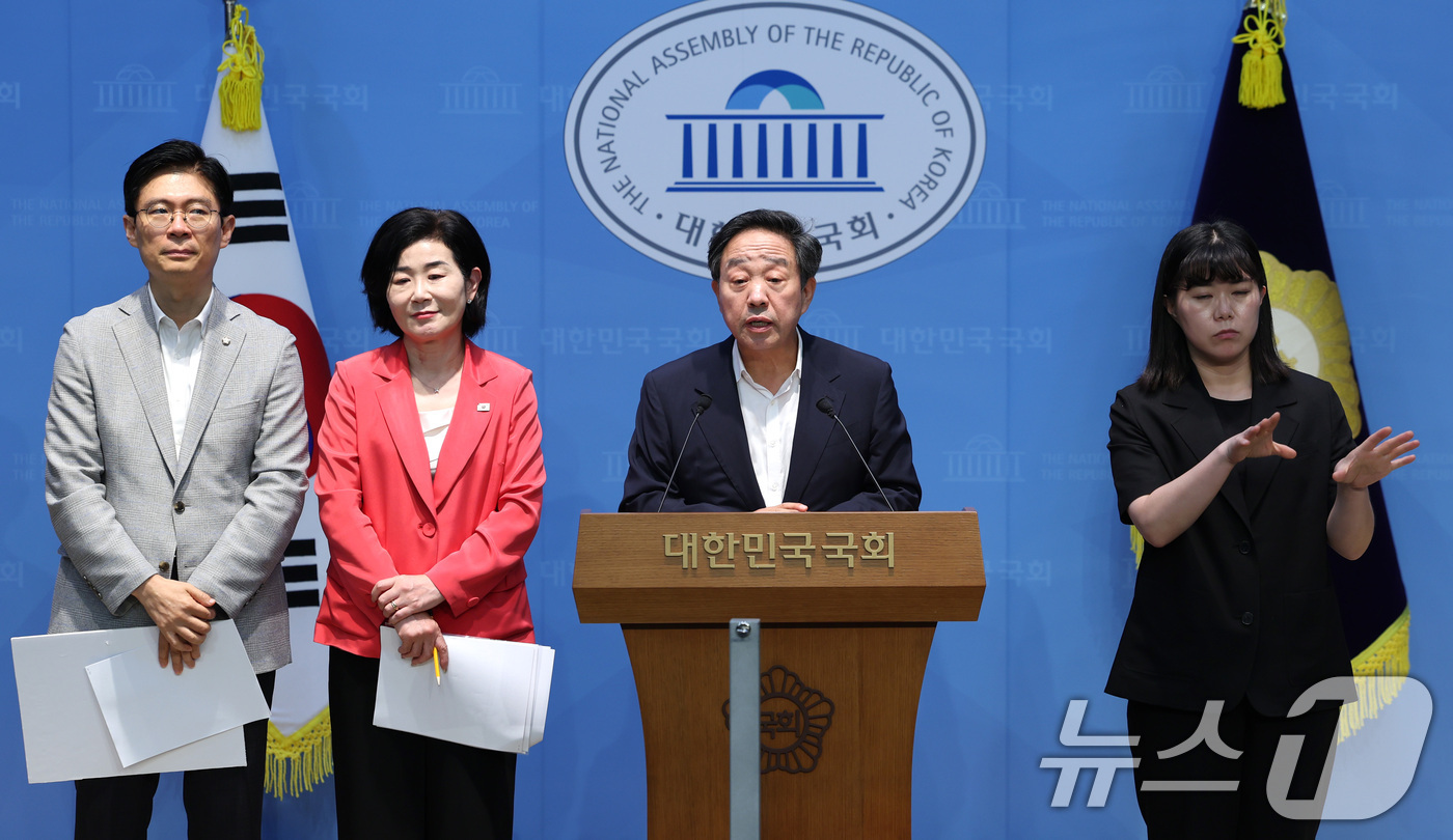 (서울=뉴스1) 신웅수 기자 = 강승규, 김희정, 조정훈 국민의힘 의원이 23일 서울 여의도 국회 소통관에서 한성숙 국무총리 후보자 인사청문회 관련 기자회견을 하고 있다.  202 …