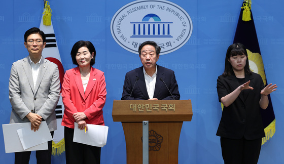 기자회견 발언하는 강승규 의원
