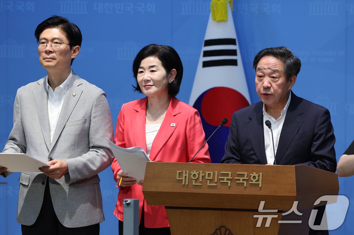 본문 이미지 - 강승규, 김희정, 조정훈 국민의힘 의원이 23일 서울 여의도 국회 소통관에서 한성숙 국무총리 후보자 인사청문회 관련 기자회견을 하고 있다. 2026.6.23 ⓒ 뉴스1 신웅수 기자