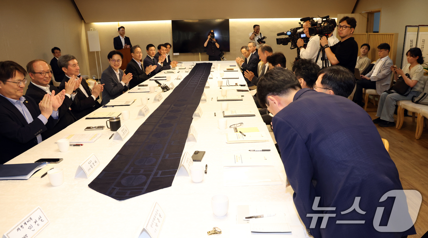 (서울=뉴스1) 김명섭 기자 = 박종원 한미전략투자공사 사장이 23일 오후 서울 종로구 세종대로 정부서울청사에서 열린 한미전략투자사업관리위원회에서 인사를 하고 있다.  2026.6 …