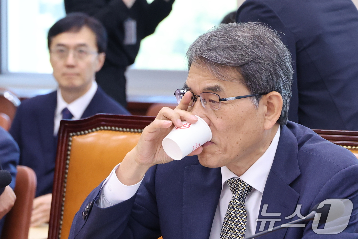 (서울=뉴스1) 신웅수 기자 = 노태악 전 중앙선거관리위원장과 오민석 전 서울시 선관위원장이 23일 서울 여의도 국회에서 열린 제9회전국동시지방선거투표용지부족 사태 등 국민참정권침 …
