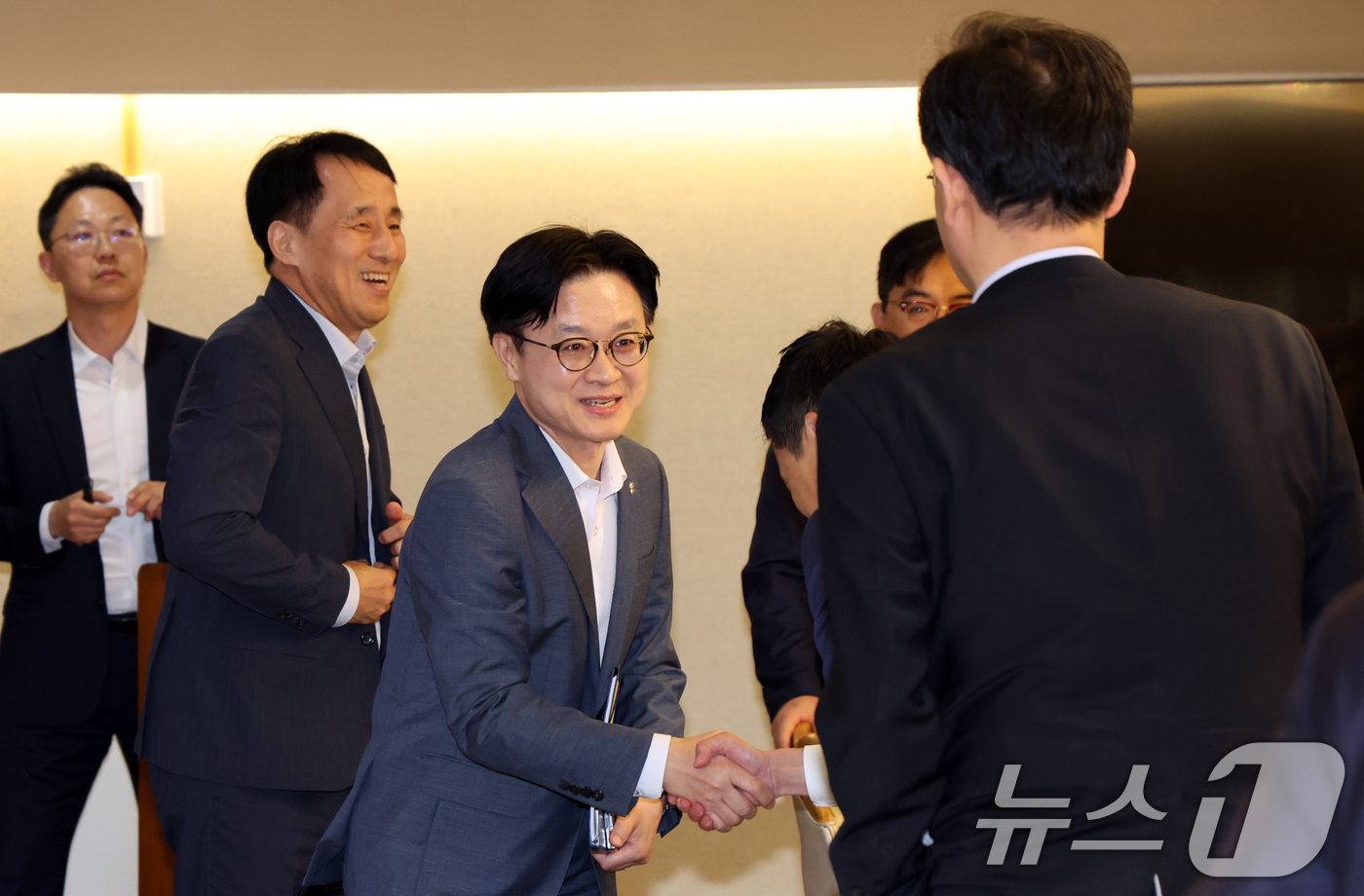 (서울=뉴스1) 김명섭 기자 = 김정관 산업통상부 장관이 23일 오후 서울 종로구 세종대로 정부서울청사에서 열린 한미전략투자사업관리위원회에서 참석자들과 인사를 하고 있다. 2026 …