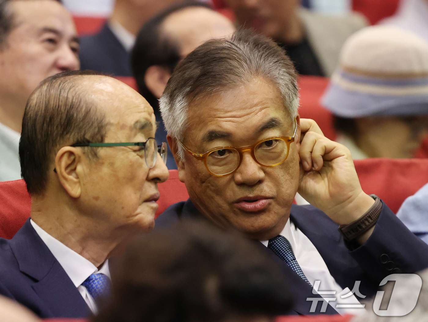 (서울=뉴스1) 황기선 기자 = 정진석 전 대통령 비서실장과 심대평 전 충남도지사가 23일 오후 서울 여의도 국회 의원회관에서 열린 '김종필 총재 탄생 100주년 기념 및 8주기 …