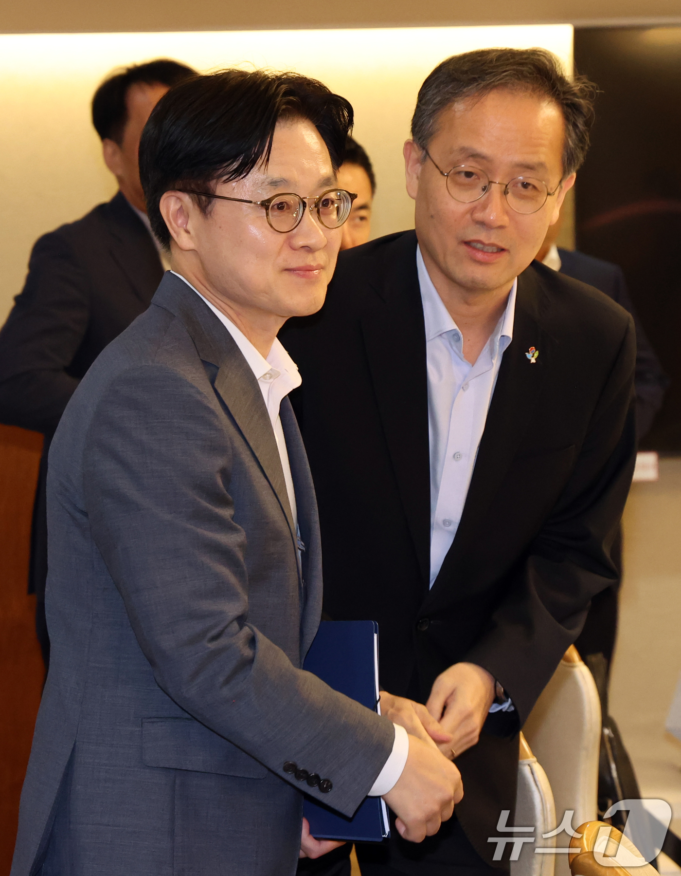 (서울=뉴스1) 김명섭 기자 = 김정관 산업통상부 장관과 이형일 재정경제부 1차관이 23일 오후 서울 종로구 세종대로 정부서울청사에서 열린 한미전략투자사업관리위원회에서인사를 하고 …