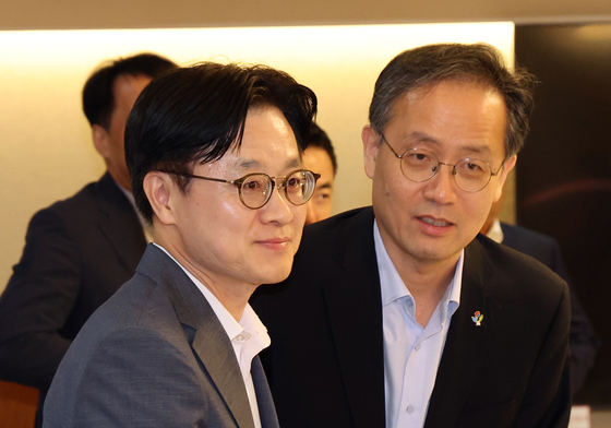 인사하는 김정관 장관과 이형일 차관