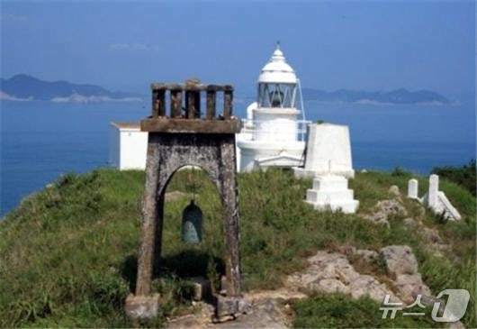 본문 이미지 - 예전의 죽도등대 무종과 종탑.종탑안의 무종이 선명하다./뉴스1