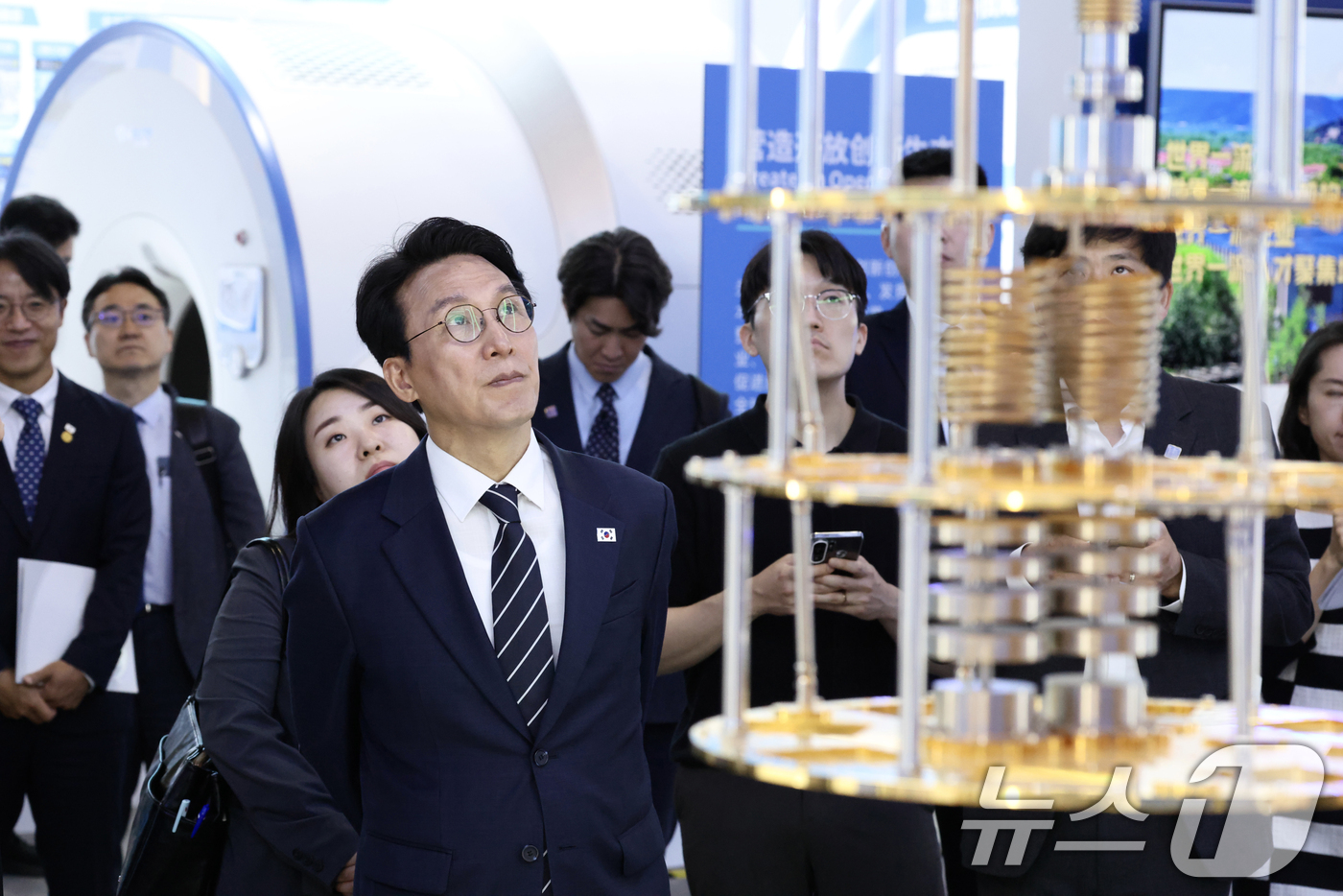 (서울=뉴스1) 김명섭 기자 = '세계경제포럼(WEF) 제17차 뉴 챔피언 연차총회'(하계 다보스포럼) 참석차 중국을 방문한 김민석 국무총리가 23일  중관춘 국가자주혁신전시관을 …