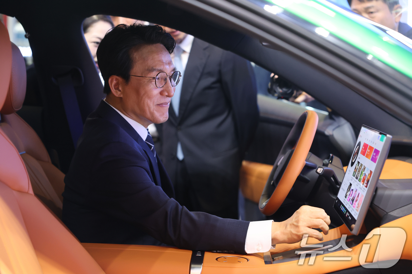 (서울=뉴스1) 김명섭 기자 = '세계경제포럼(WEF) 제17차 뉴 챔피언 연차총회'(하계 다보스포럼) 참석차 중국을 방문한 김민석 국무총리가 23일  중관춘 국가자주혁신전시관을 …