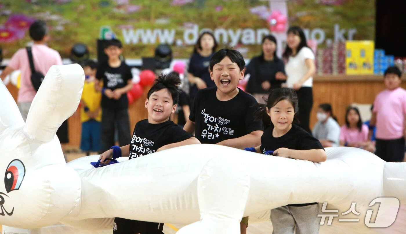 본문 이미지 - 충북 단양 지역 학교 학생들이 4회 작은 학교들의 큰 운동회에서 게임을 즐겼다. 학생들은 비롯 학교는 다르지만 서로 응원하며 호흡을 맞춰갔다. 2026.6.23ⓒ 뉴스1 손도언 기자 