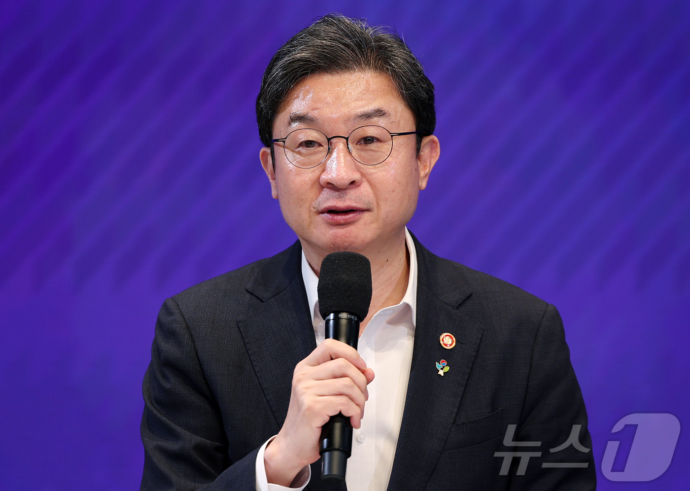 (서울=뉴스1) 김진환 기자 = 이억원 금융위원장이 23일 오후 서울 마포구 SVC 서울에서 열린 모태펀드-국민성장펀드 이어달리기 간담회 ‘벤처·스타트업이 글로벌 유니콘으로 도약합 …
