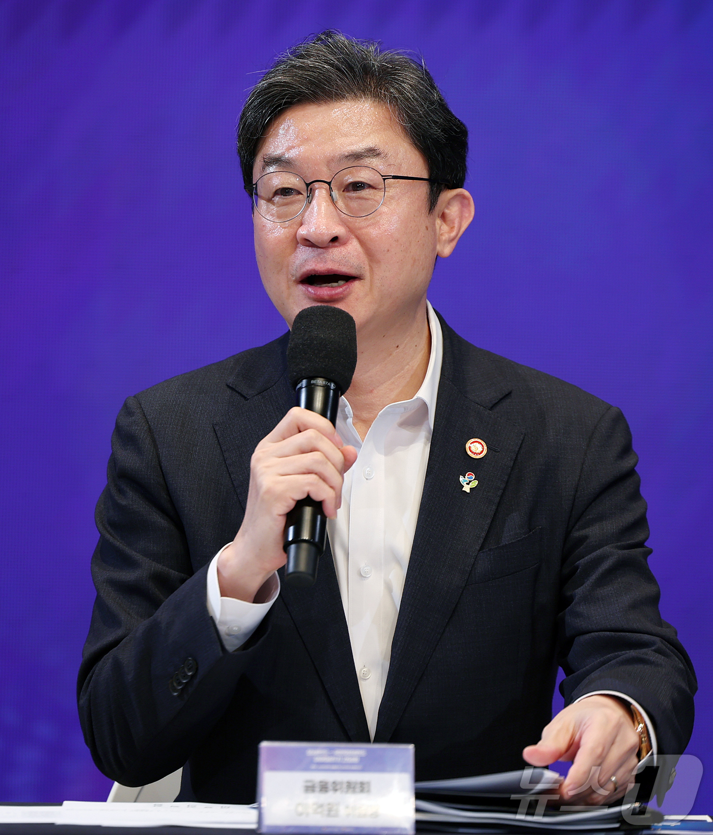 (서울=뉴스1) 김진환 기자 = 이억원 금융위원장이 23일 오후 서울 마포구 SVC 서울에서 열린 모태펀드-국민성장펀드 이어달리기 간담회 ‘벤처·스타트업이 글로벌 유니콘으로 도약합 …