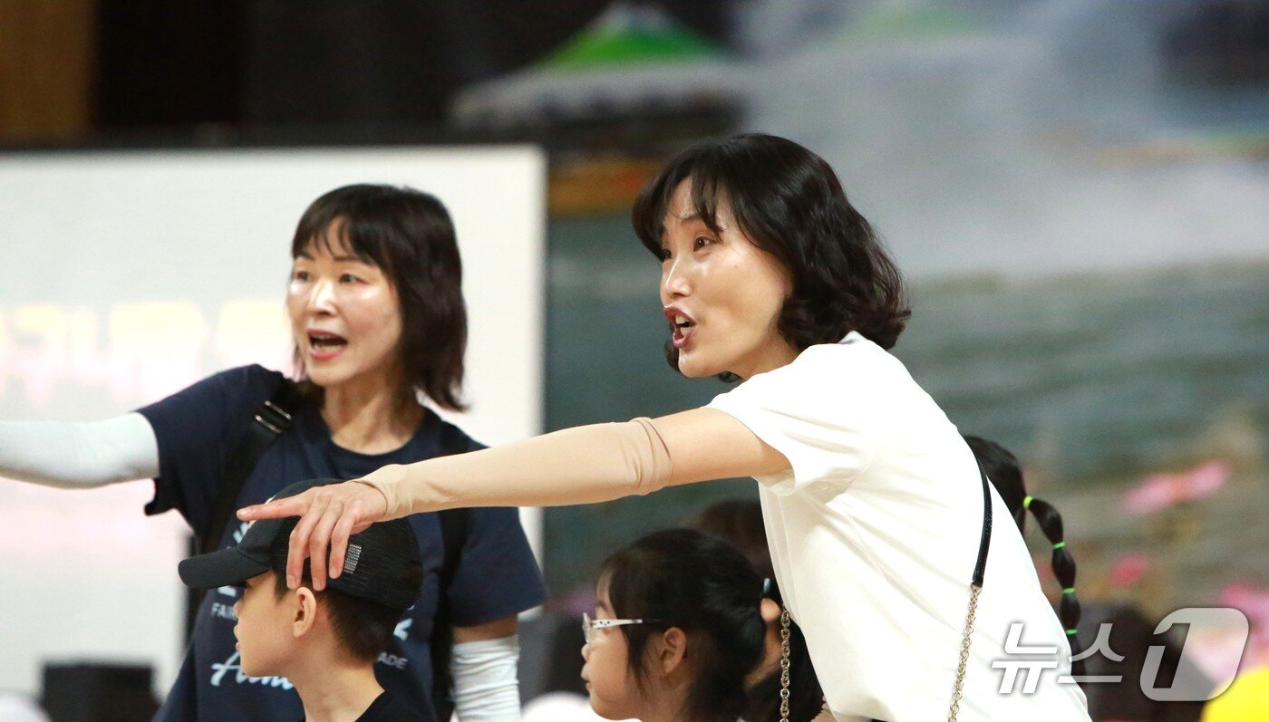 본문 이미지 - 단양지역 교사와 학부모 등도 아이들과 함께 뛰며 운동회를 즐겼다. 2026.6.23ⓒ 뉴스1 손도언 기자   