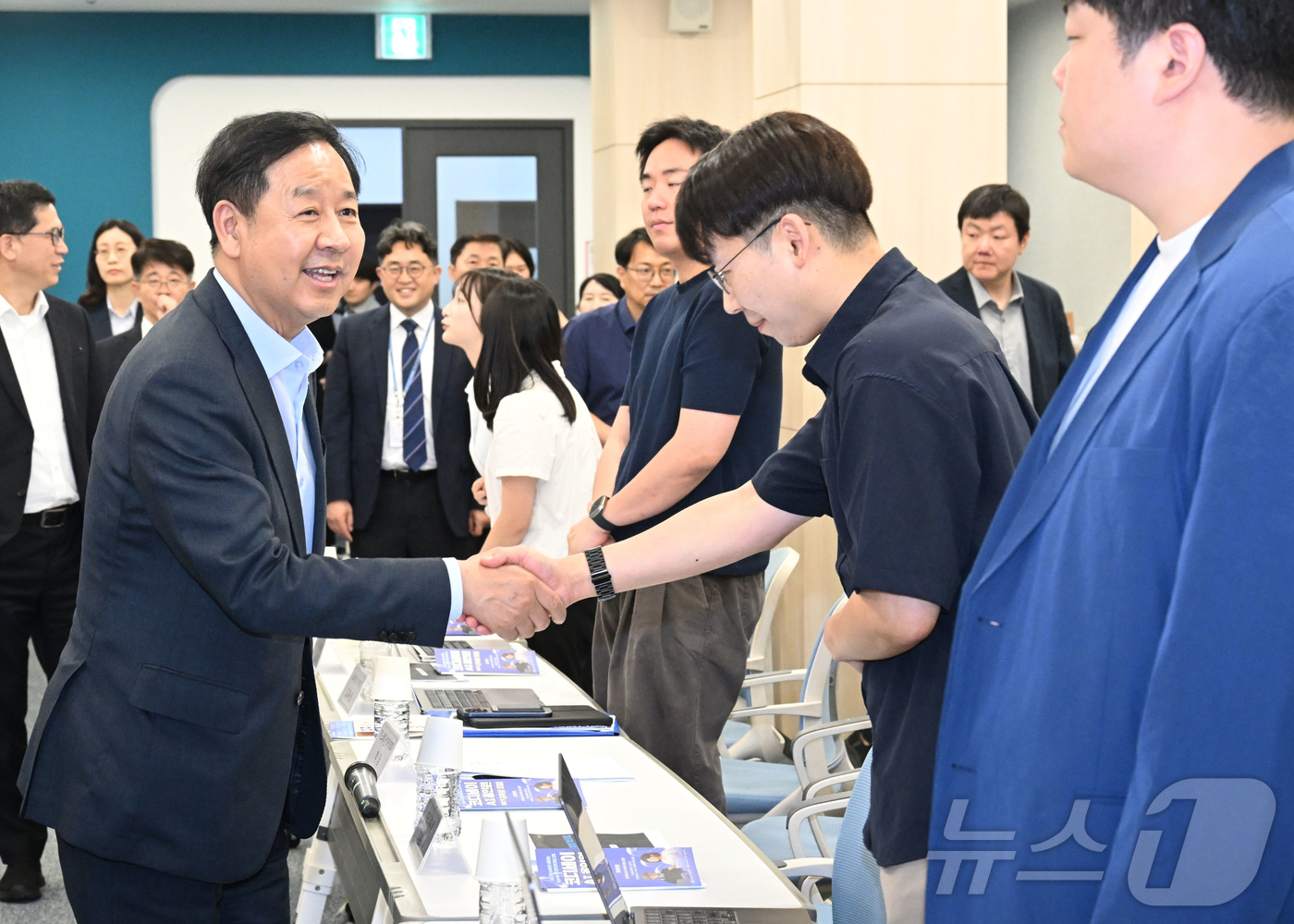 에이전틱 인공지능 교육현장 현장 방문한 구윤철 부총리