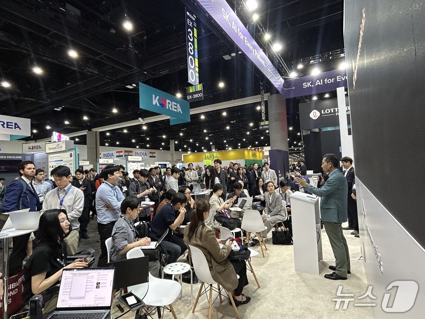 본문 이미지 - 22일(현지시간) '2026 바이오 인터내셔널 컨벤션'(바이오 USA)이 열린 미국 샌디에이고 컨벤션센터 SK바이오팜 부스에서 이동훈 사장이 기자간담회를 진행 중이다. 2026.6.22/뉴스1 ⓒ News1 문대현 기자