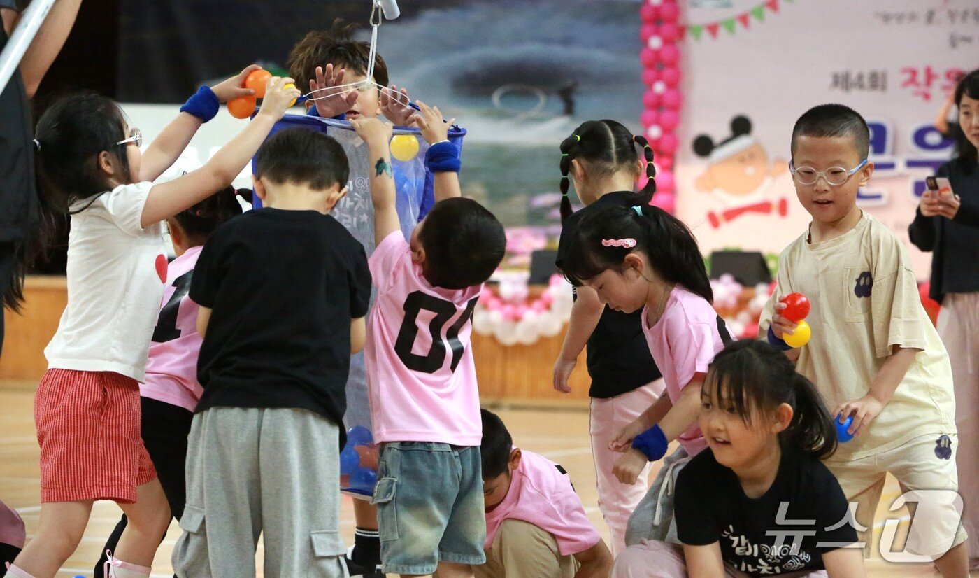 본문 이미지 - 단양지역 아이들이 박 터뜨리기 게임에 참여하고 있다. 2026.6.23ⓒ 뉴스1 손도언 기자  