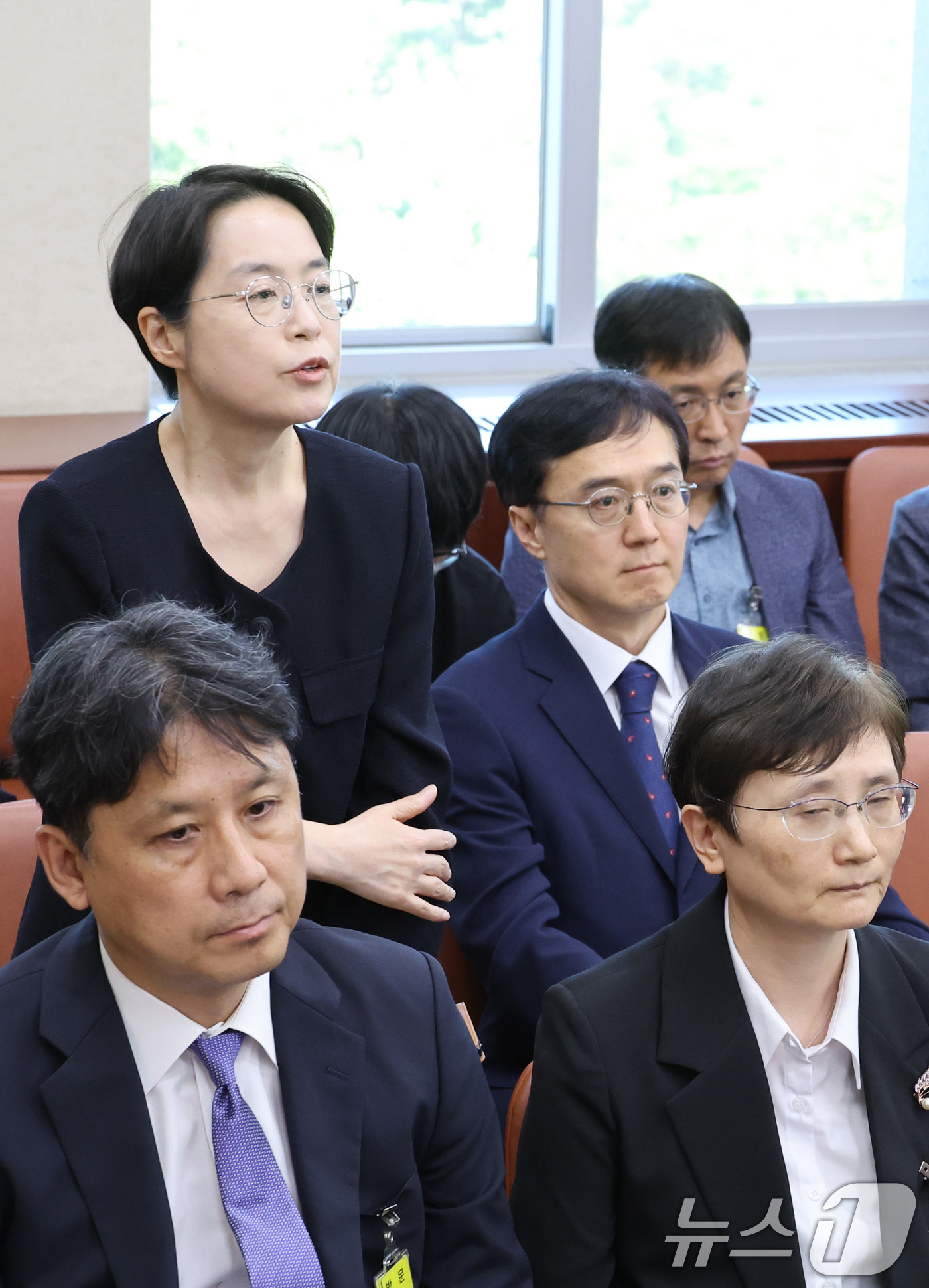 (서울=뉴스1) 신웅수 기자 = 민소영 전 송파구 선관위원장(왼쪽)과 오민석 전 서울시 선관위원장이 23일 서울 여의도 국회에서 열린 제9회전국동시지방선거투표용지부족 사태 등 국민 …