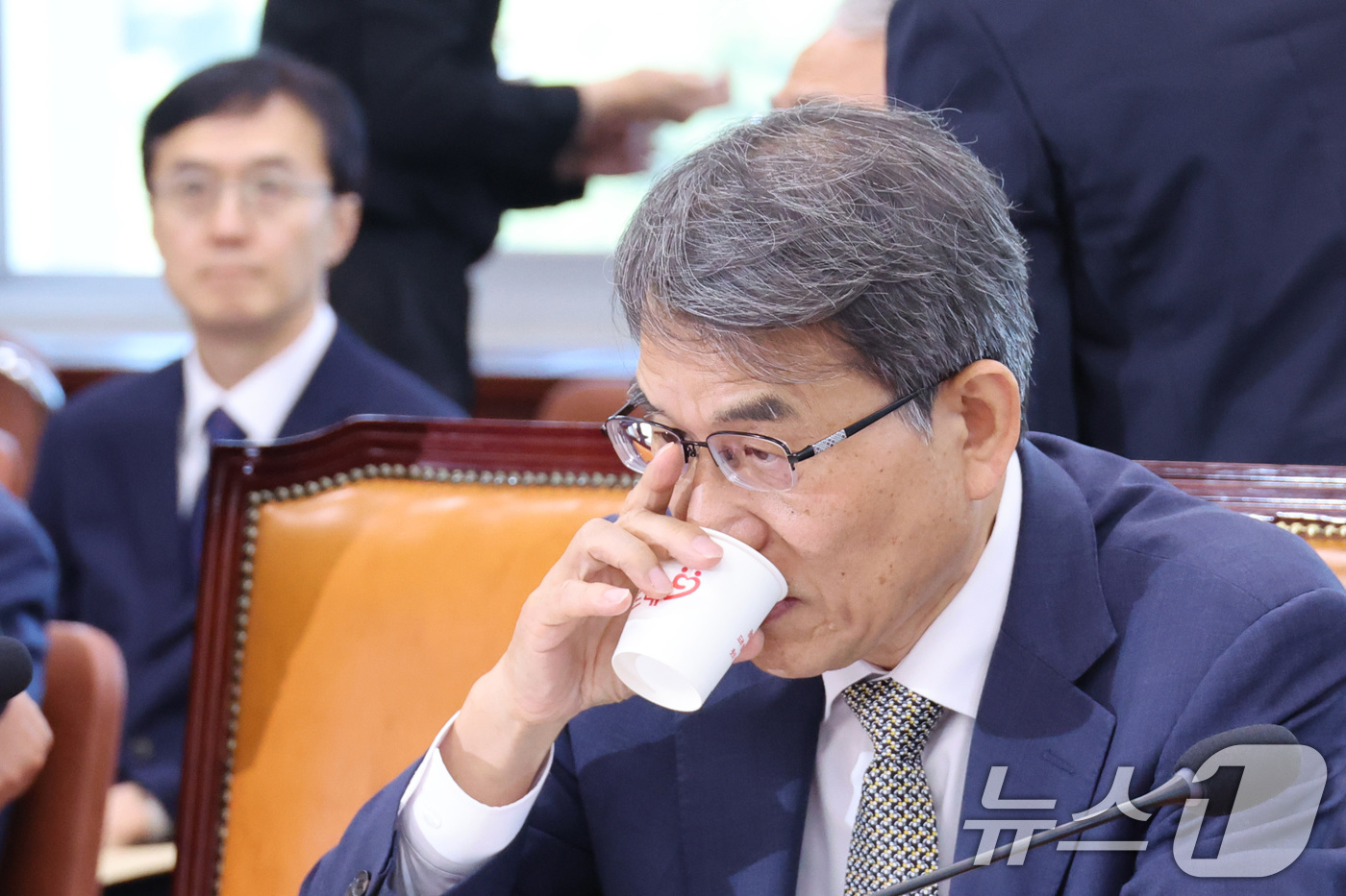 (서울=뉴스1) 신웅수 기자 = 노태악 전 중앙선거관리위원장과 오민석 전 서울시 선관위원장이 23일 서울 여의도 국회에서 열린 제9회전국동시지방선거투표용지부족 사태 등 국민참정권침 …