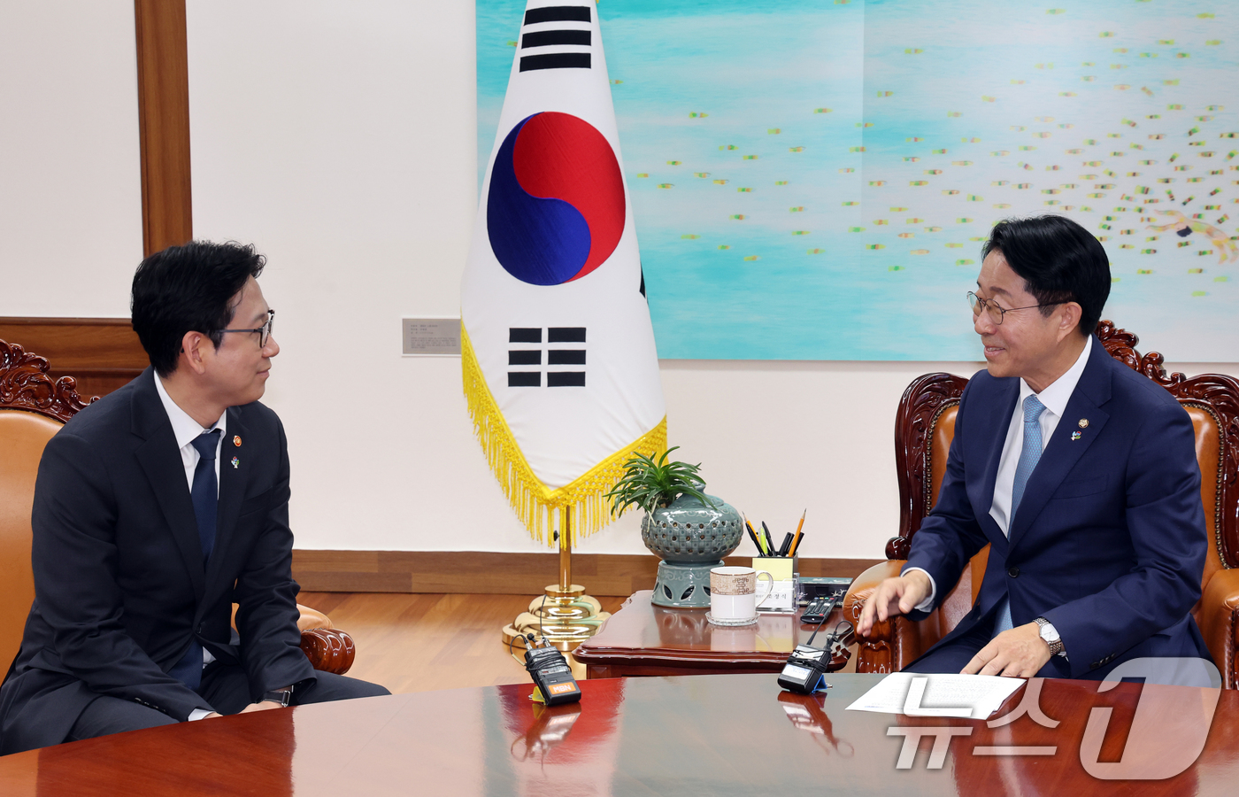 (서울=뉴스1) 황기선 기자 = 조정식 국회의장과 배경훈 배경훈 부총리 겸 과학기술정보통신부 장관이 23일 오후 서울 여의도 국회 의장집무실에서 대화를 나누고 있다.  2026.6 …