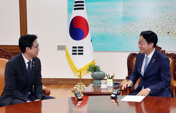 대화 나누는 조정식·배경훈
