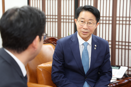 배경훈 부총리와 대화 나누는 조정식 국회의장