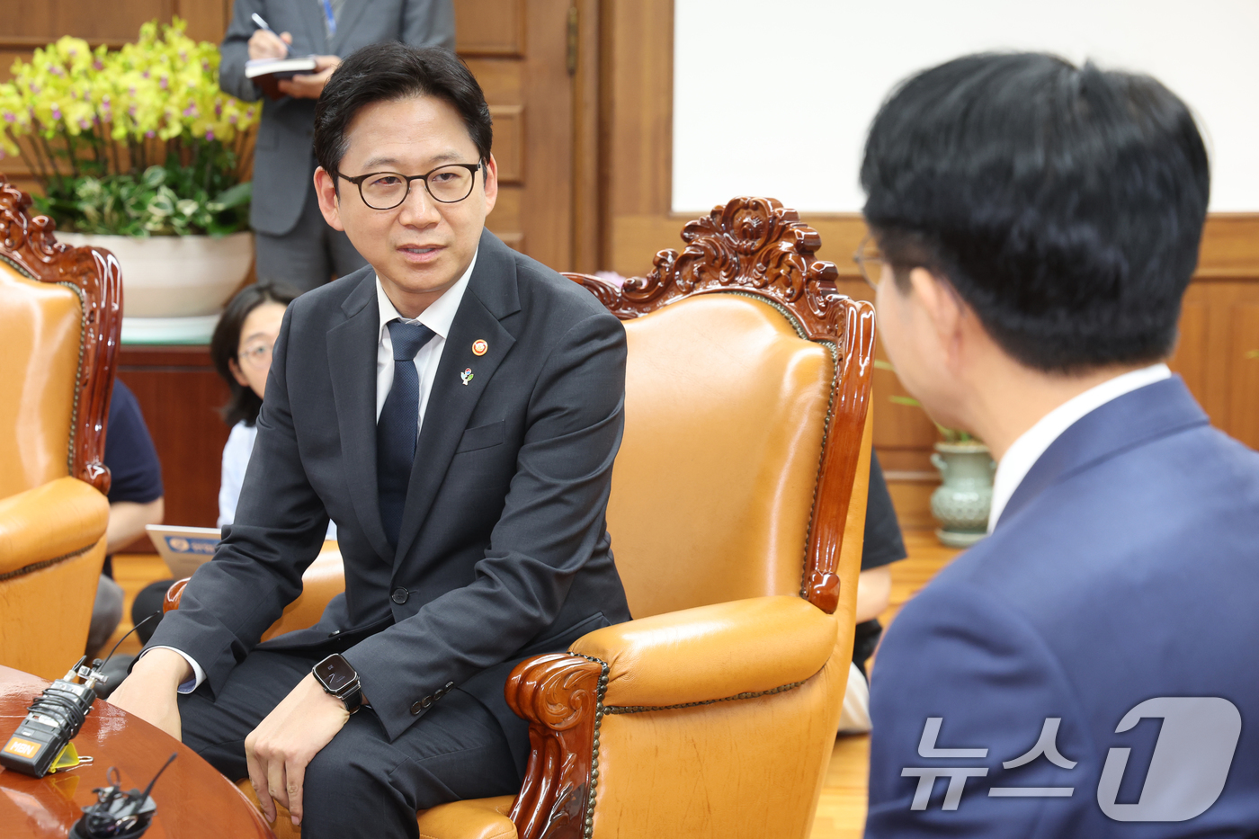 (서울=뉴스1) 황기선 기자 = 배경훈 배경훈 부총리 겸 과학기술정보통신부 장관이 23일 오후 서울 여의도 국회 의장집무실에서 조정식 국회의장과 대화를 나누고 있다. 2026.6. …