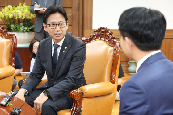 국회의장과 대화 나누는 배경훈 부총리