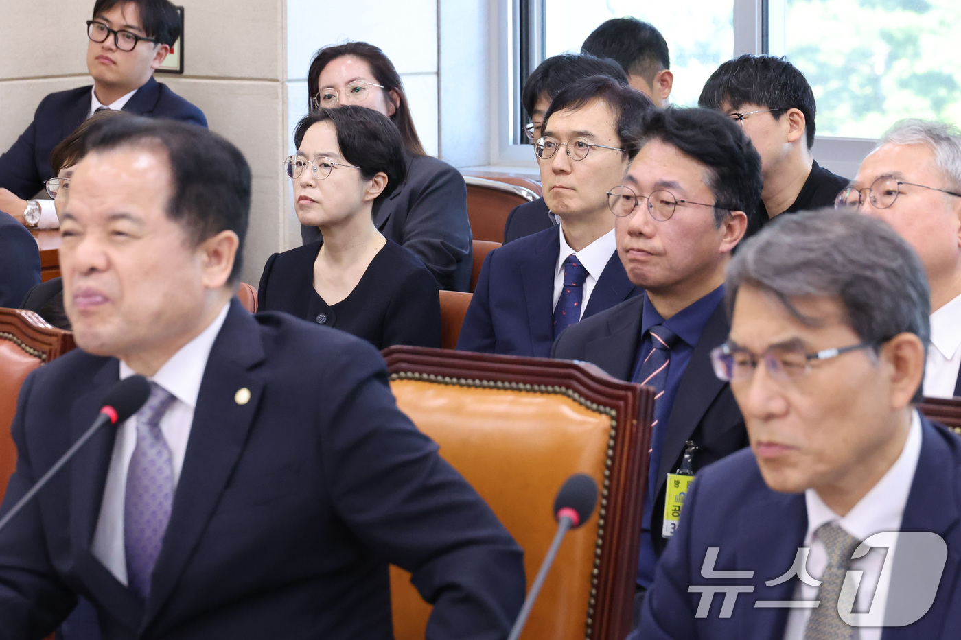 (서울=뉴스1) 신웅수 기자 = 노태악 전 중앙선거관리위원장과 위철환 중앙선거관리위원장 직무대행, 민소영 전 송파구 선관위원장(왼쪽), 오민석 전 서울시 선관위원장이 23일 서울 …