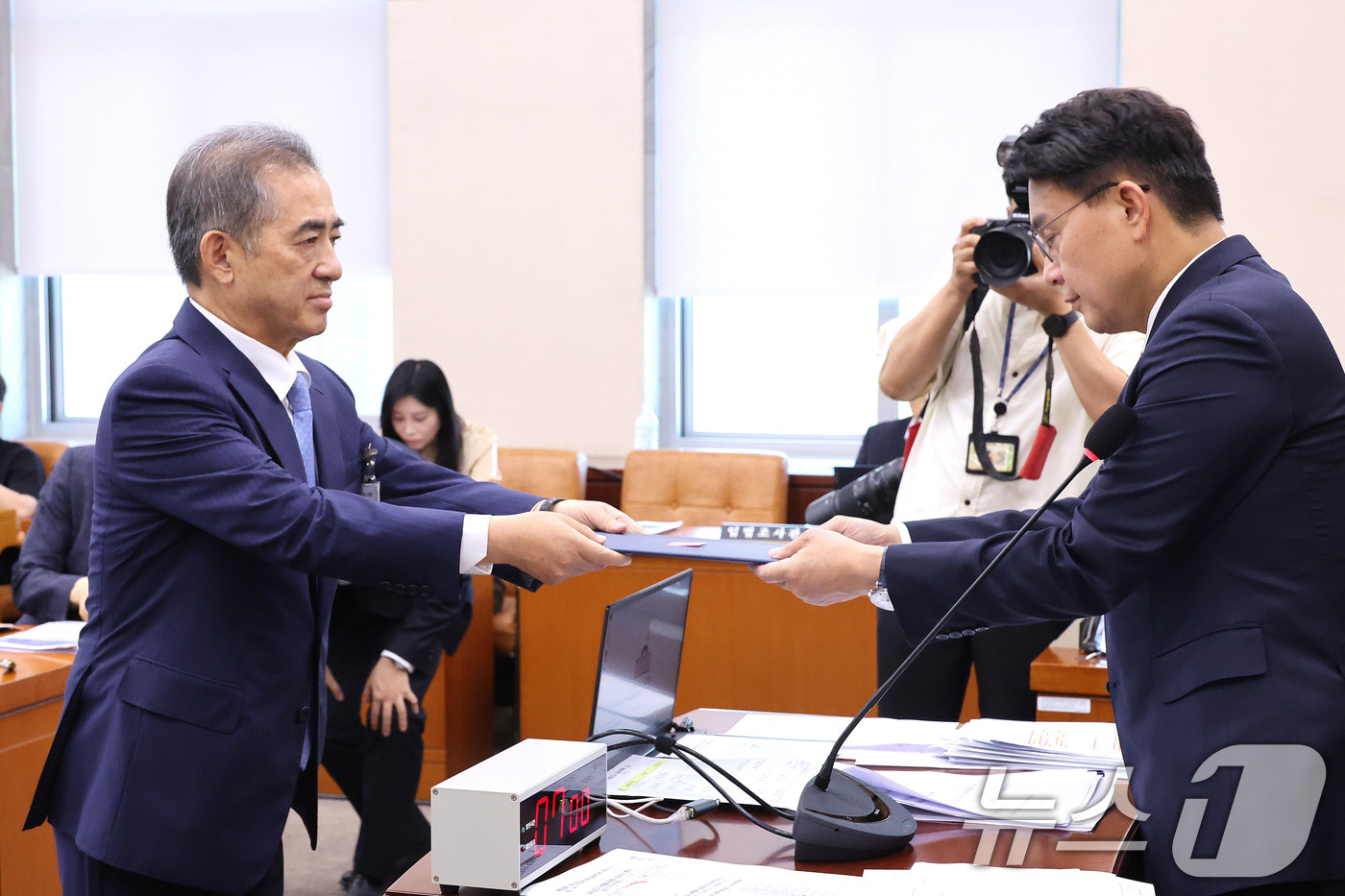 (서울=뉴스1) 신웅수 기자 = 조병현 중앙선거관리위원회 위원이 23일 서울 여의도 국회에서 열린 제9회전국동시지방선거투표용지부족 사태 등 국민참정권침해진상규명 및 선거관리개혁을 …