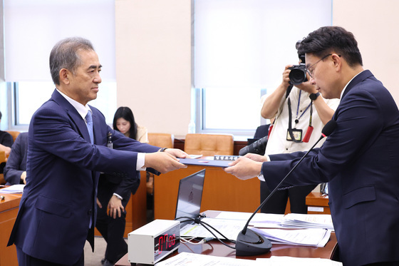 선서문 제출하는 조병현 중앙선관위원