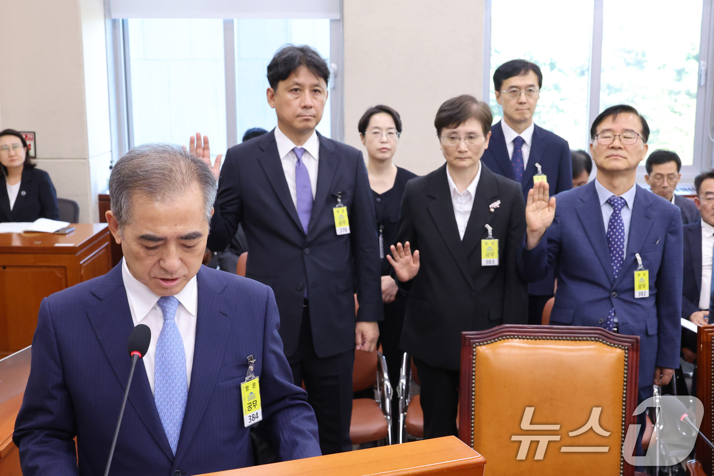 (서울=뉴스1) 신웅수 기자 = 조병현 중앙선거관리위원회 위원과 민소영 전 송파구 선관위원장, 오민석 전 서울시 선관위원장 등이 23일 서울 여의도 국회에서 열린 제9회전국동시지방 …