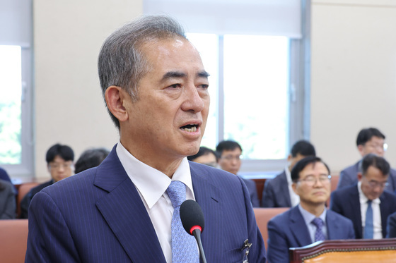 답변하는 조병현 중앙선관위원