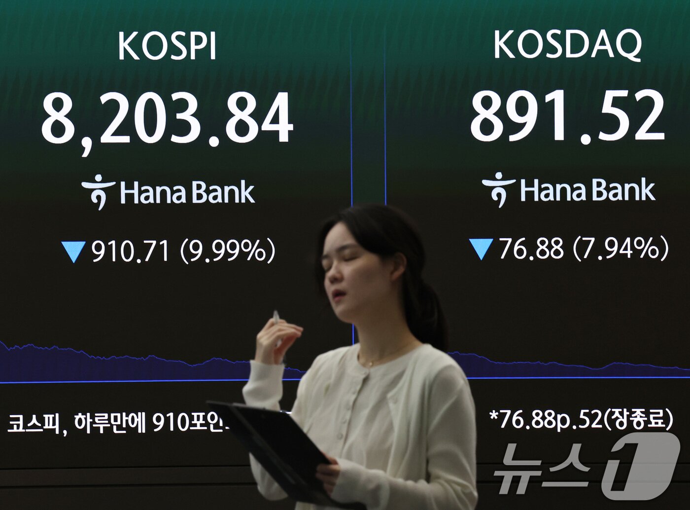 본문 이미지 - 23일 서울 중구 하나은행 본점 딜링룸 전광판에 코스피 등 시황이 나오고 있다. 2026.6.23 ⓒ 뉴스1 구윤성 기자