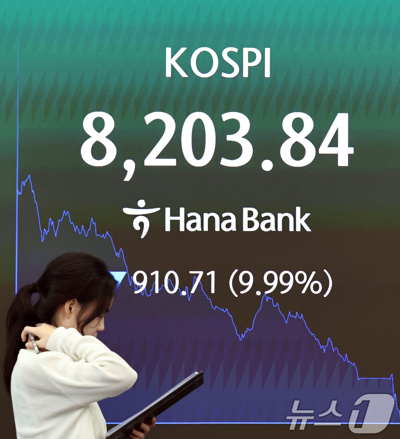 본문 이미지 - 23일 서울 중구 하나은행 본점 딜링룸 전광판에 코스피 등 시황이 나오고 있다. 2026.6.23 ⓒ 뉴스1 구윤성 기자