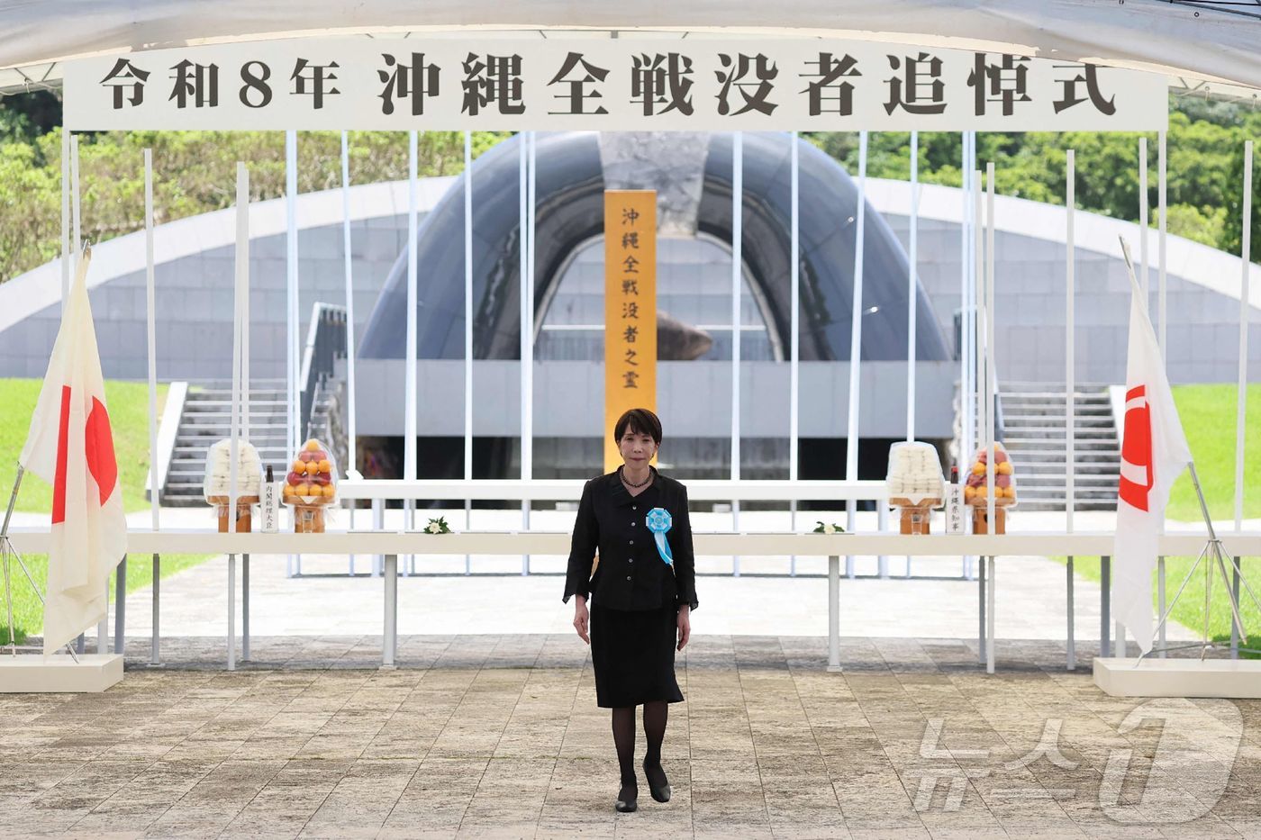 (이토만시 AFP=뉴스1) 최종일 선임기자 = 일본 오키나와현 이토만시에서 23일 열린 ‘전몰자 추도식’에서 다카이치 사나에 일본 총리가 헌화 후 평화기념공원에서 걸어 나오고 있다 …