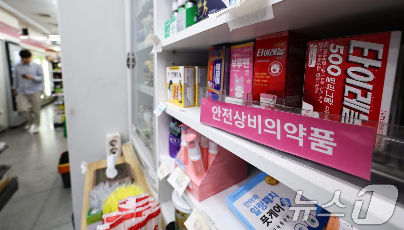 (서울=뉴스1) 최지환 기자 = 정부가 편의점 판매 '안전상비약품' 품목 확대를 추진한다. 보건복지부는 올해 하반기 편의점에서 파는 상비약 품목을 기존 11개에서 최대 20개로 늘 …