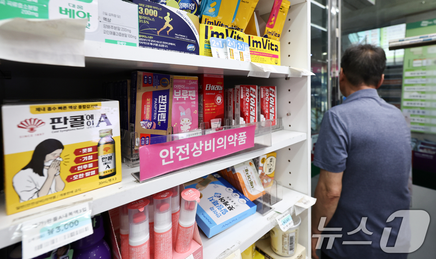 (서울=뉴스1) 최지환 기자 = 정부가 편의점 판매 '안전상비약품' 품목 확대를 추진한다. 보건복지부는 올해 하반기 편의점에서 파는 상비약 품목을 기존 11개에서 최대 20개로 늘 …