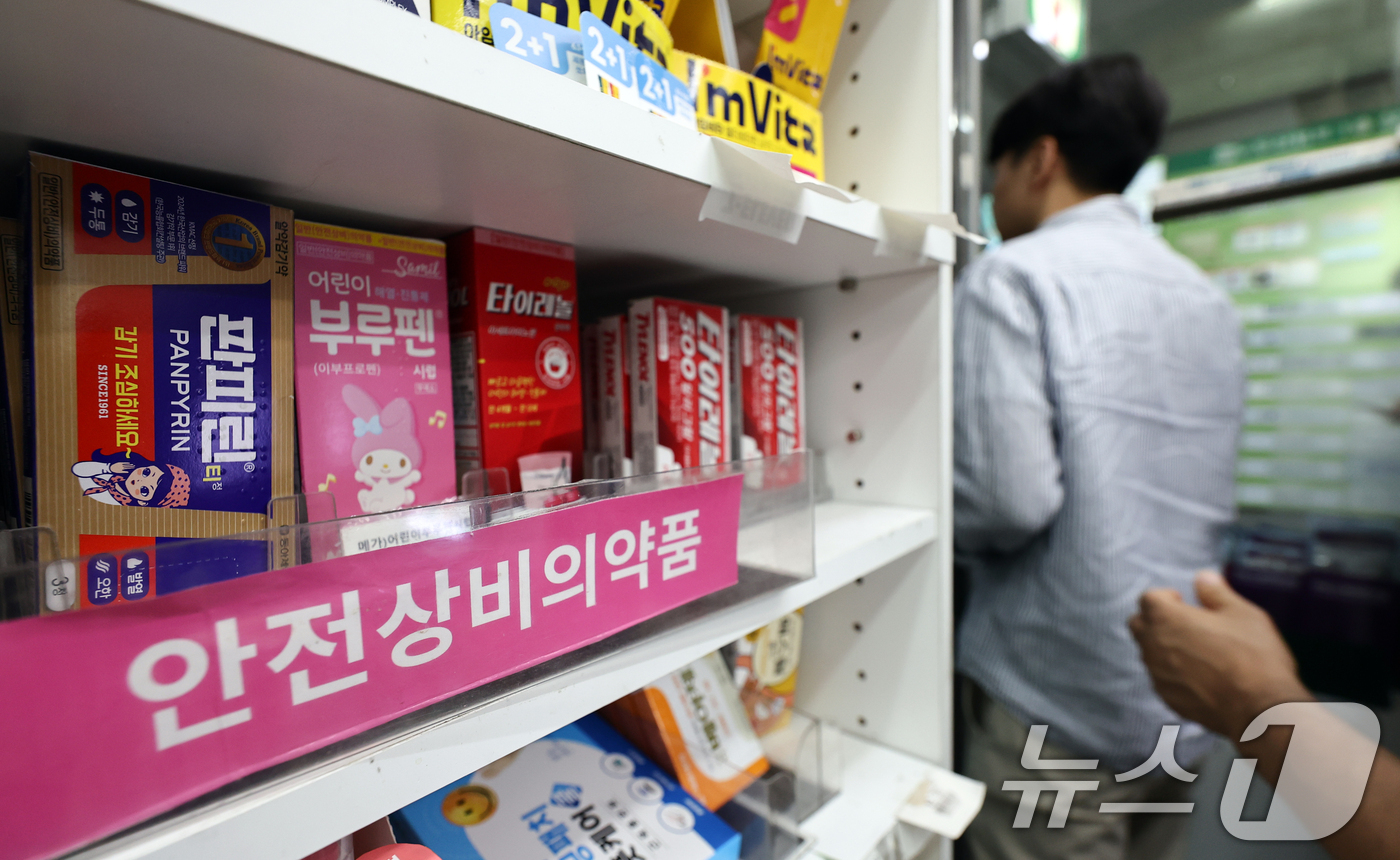 (서울=뉴스1) 최지환 기자 = 정부가 편의점 판매 '안전상비약품' 품목 확대를 추진한다. 보건복지부는 올해 하반기 편의점에서 파는 상비약 품목을 기존 11개에서 최대 20개로 늘 …