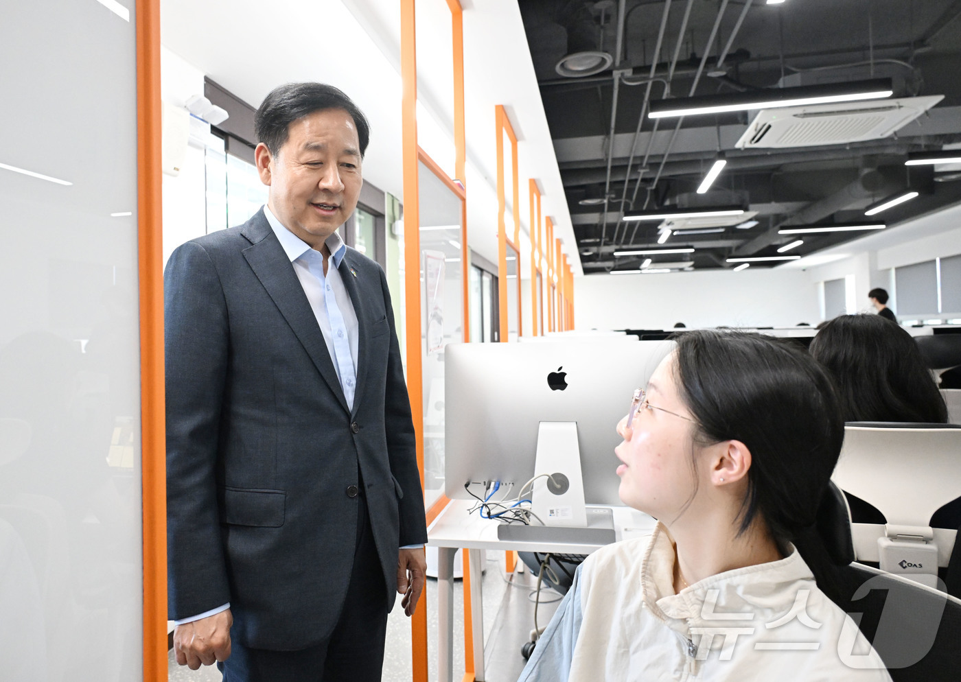 (서울=뉴스1) = 구윤철 경제부총리 겸 재정경제부 장관이 23일 에이전틱 인공지능(Agentic AI) 인재양성 현장인 서울 강남구 개포동 소재 이노베이션 아카데미를 방문해 교육 …