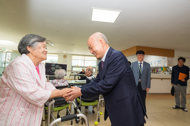 안창호 인권위원장, 원주보훈요양원 찾아 6·25 참전유공자 위문