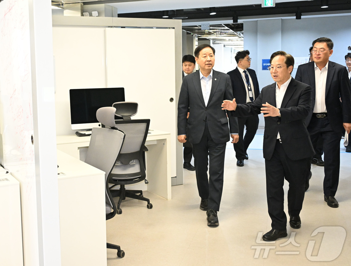 (서울=뉴스1) = 구윤철 경제부총리 겸 재정경제부 장관이 23일 에이전틱 인공지능(Agentic AI) 인재양성 현장인 서울 강남구 개포동 소재 이노베이션 아카데미를 방문해 교육 …