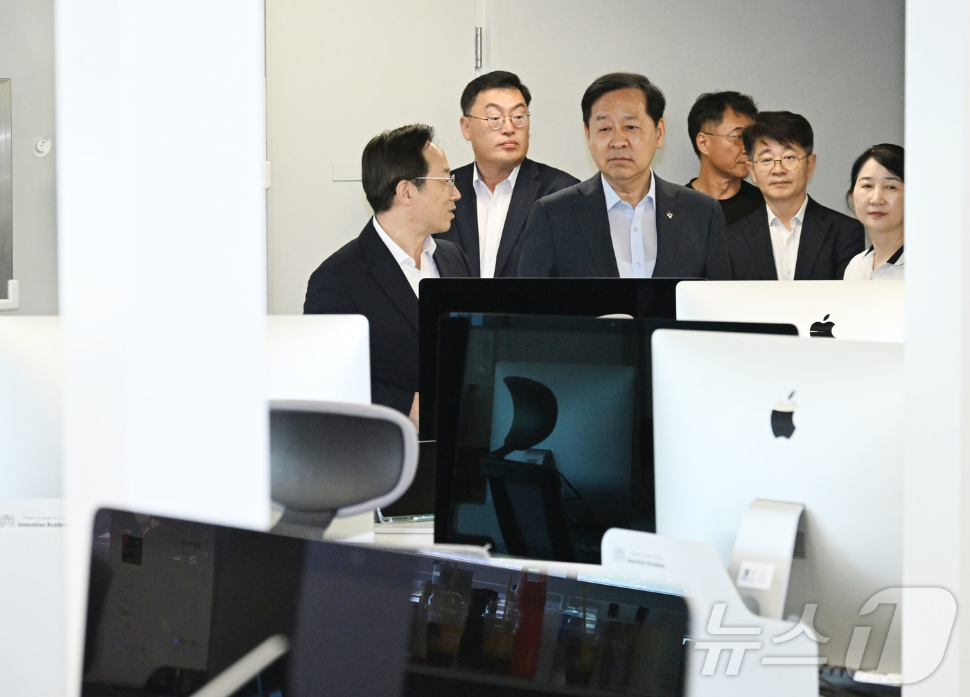 (서울=뉴스1) = 구윤철 경제부총리 겸 재정경제부 장관이 23일 에이전틱 인공지능(Agentic AI) 인재양성 현장인 서울 강남구 개포동 소재 이노베이션 아카데미를 방문해 교육 …