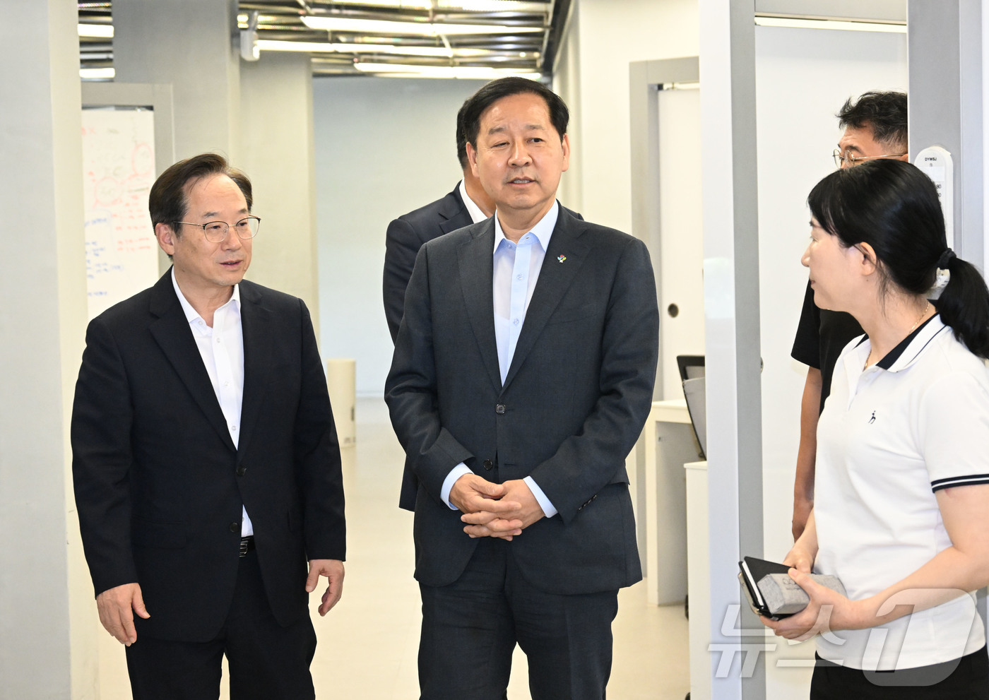 (서울=뉴스1) = 구윤철 경제부총리 겸 재정경제부 장관이 23일 에이전틱 인공지능(Agentic AI) 인재양성 현장인 서울 강남구 개포동 소재 이노베이션 아카데미를 방문해 교육 …