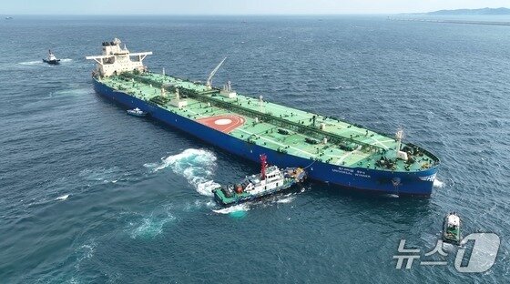 본문 이미지 - HMM의 초대형 원유운반선(VLCC) 유니버설 위너호가 울산항에 입항하고 있다.(울산항만공사 제공)/뉴스1