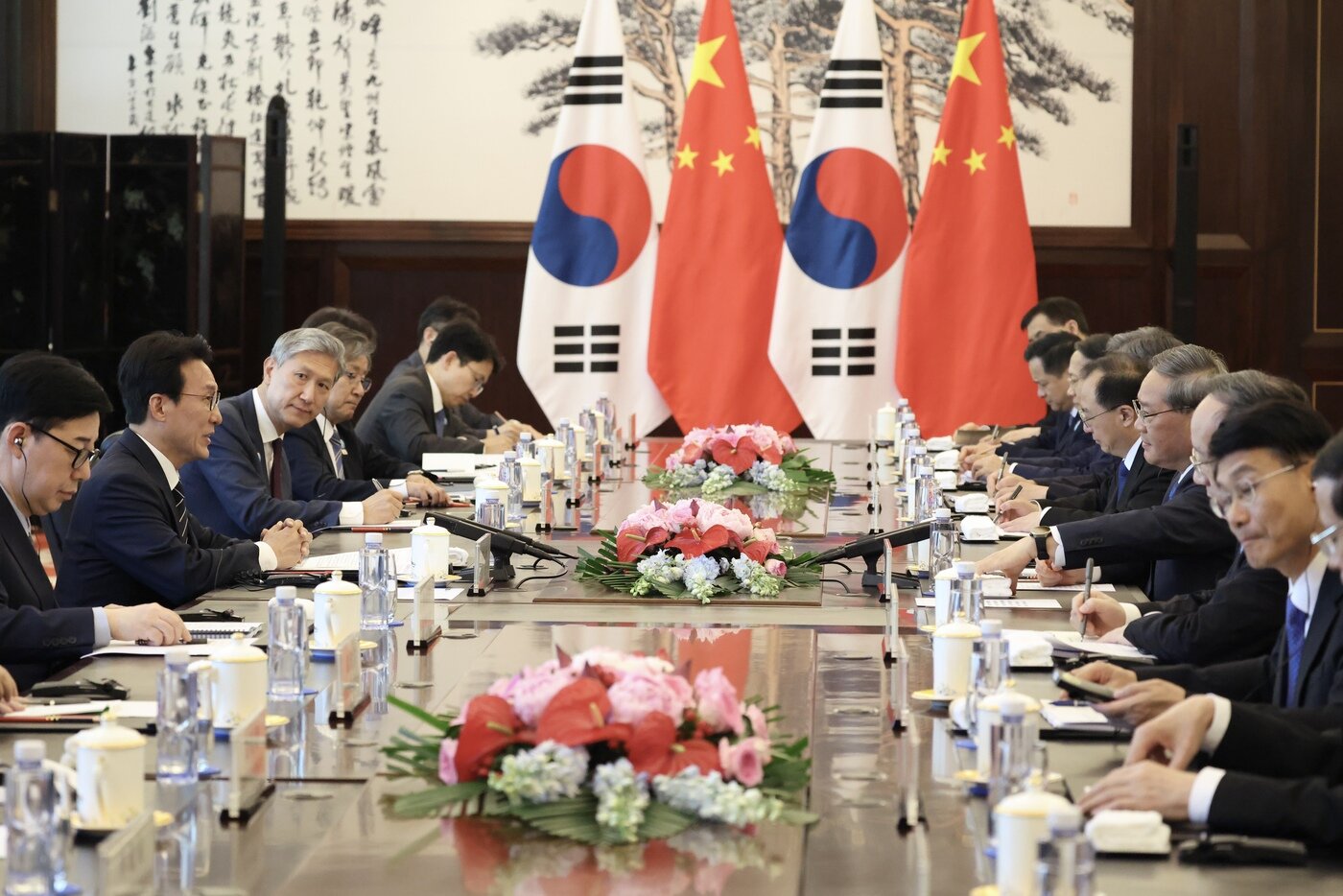 본문 이미지 - 김민석 국무총리가 23일 중국 다롄에서 리창 국무원 총리와 회담을 갖는 모습.(총리실 제공)
